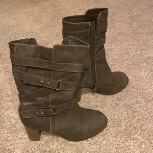 Women’s heeled boot, size 6